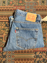 Load image into Gallery viewer, Kingspier Vintage - Levi’s 501 Red Tab Denim Jeans - 33”x34”

Red Tab

High rise

Button fly

Straight leg

100% cotton

Made in Mexico
