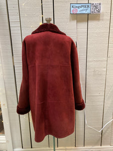 Kingspier Vintage - Vintage Danier wine colour shearling coat with button closures and two front pockets.

Made in Canada.
Size Medium.