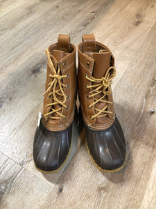 Vintage LL Bean “Bean Boots” or “Duck Boots” 6 eyelet lace up rain boot with full grain leather upper and a waterproof rubber covering the foot and a rubber chain- tread outsole. Made in Maine, USA.

Size 7.5 Womens

The uppers and soles are in excellent condition.