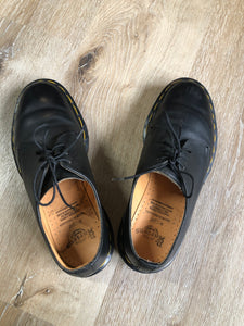 Vintage Doc Martens Originals 1461 black smooth leather oxford shoes with air cushioned sole. Made in England.

Size US 7 women’s 

*Shoes are in excellent condition.