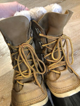 Load image into Gallery viewer, Sorel Caribou storm boots with wool insulation lining, waterproof construction and rubber outsole. 

Size 8 Womens

The uppers and soles are in excellent condition.
