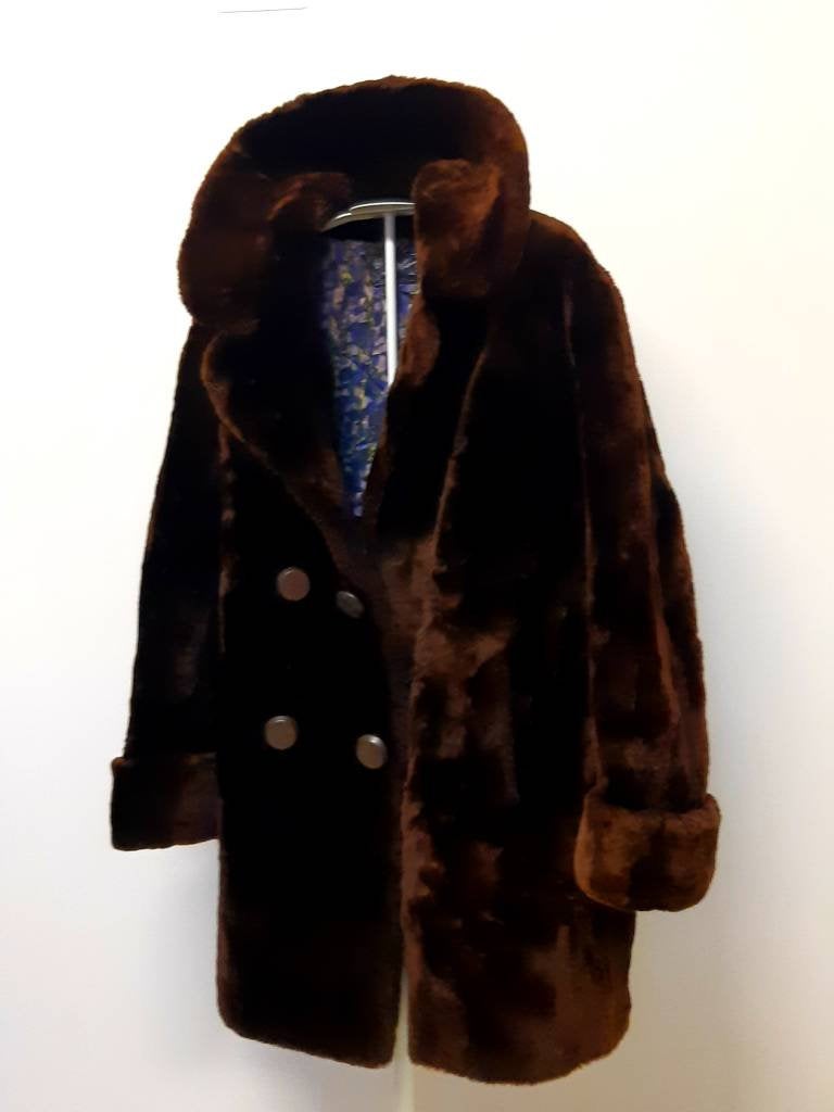 Kingspier Vintage - This phenomenal piece combines the elegance of a fur with the comfort and warmth of luxurious shorn beaver fur. There are two slash pockets, ribbon belt tie inside, and 1 hook clasp in excellent condition