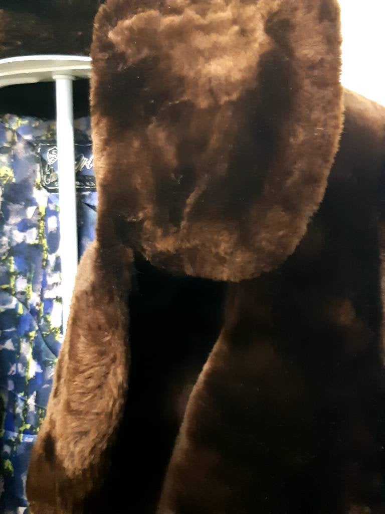 Kingspier Vintage - This phenomenal piece combines the elegance of a fur with the comfort and warmth of luxurious shorn beaver fur. There are two slash pockets, ribbon belt tie inside, and 1 hook clasp in excellent condition