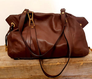 Kingspier Vintage - <p>Beautiful roomy hand bag with exquisitely designed hardware. <br>
The leather and lining are pristine with no evidence of wear.<br>
There is a zippered inner pocket and two pouches designed for glasses or cell phone.</p>