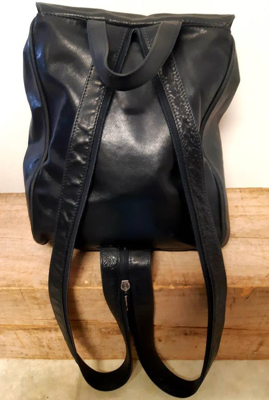 Kingspier Vintage - <p>Supple lambskin bag with convertible zipper strap<br>
The leather and lining are in excellent condition with no evidence of wear.<br>
There is a zippered inner pocket and 2 main sections.</p>