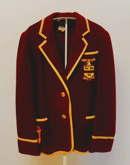 Kingspier Vintage - <p>This beautiful varsity blazer is in pristine condition. <br>
The rich garnet and gold colours are as intense now as they were when this blazer was tailored. Please see last image for dimensions.</p>