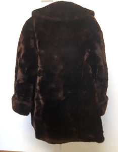 Kingspier Vintage - This phenomenal piece combines the elegance of a fur with the comfort and warmth of luxurious shorn beaver fur. There are two slash pockets, ribbon belt tie inside, and 1 hook clasp in excellent condition