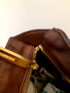 Kingspier Vintage - <p>Beautiful roomy hand bag with exquisitely designed hardware. <br>
The leather and lining are pristine with no evidence of wear.<br>
There is a zippered inner pocket and two pouches designed for glasses or cell phone.</p>