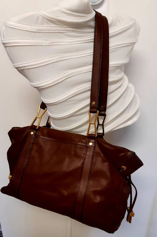 Kingspier Vintage - <p>Beautiful roomy hand bag with exquisitely designed hardware. <br>
The leather and lining are pristine with no evidence of wear.<br>
There is a zippered inner pocket and two pouches designed for glasses or cell phone.</p>