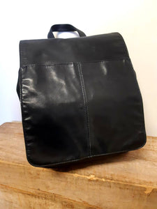 Kingspier Vintage - <p>Supple lambskin bag with convertible zipper strap<br>
The leather and lining are in excellent condition with no evidence of wear.<br>
There is a zippered inner pocket and 2 main sections.</p>