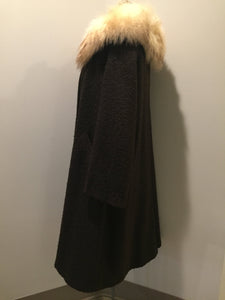 Kingspier Vintage - Beautiful mid-century brown boulé wool coat with a white fox fur collar. Fits a size 12, length: mid calf.