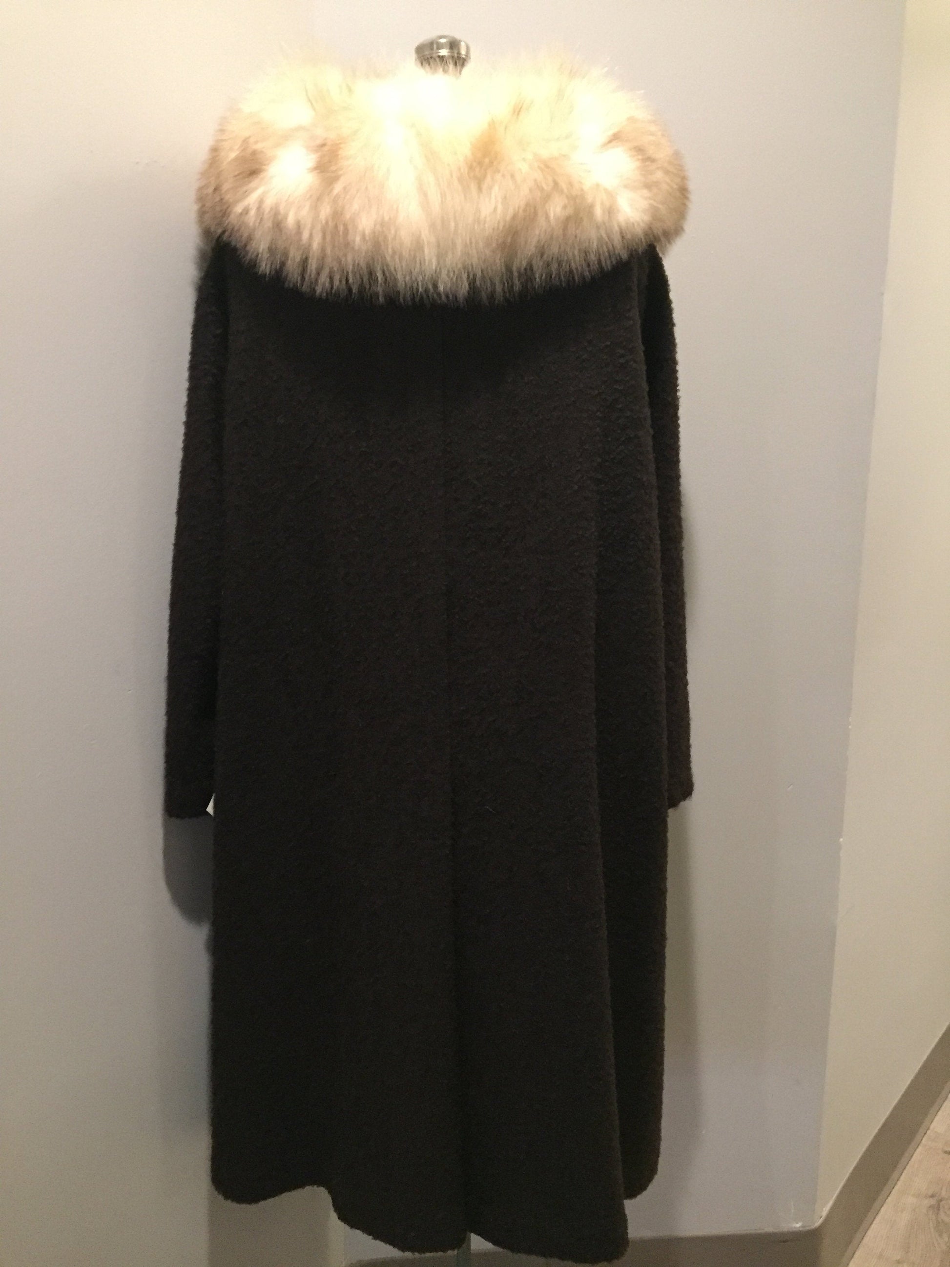 Kingspier Vintage - Beautiful mid-century brown boulé wool coat with a white fox fur collar. Fits a size 12, length: mid calf.