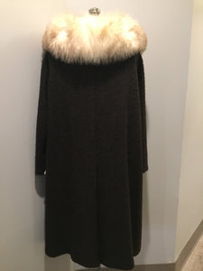 Kingspier Vintage - Beautiful mid-century brown boulé wool coat with a white fox fur collar. Fits a size 12, length: mid calf.