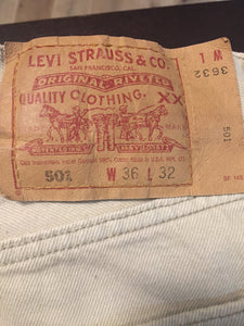 Kingspier Vintage - Classic vintage white Levi's 501 button fly. 
Made in USA
36"x32" 
Excellent condition
NWOT