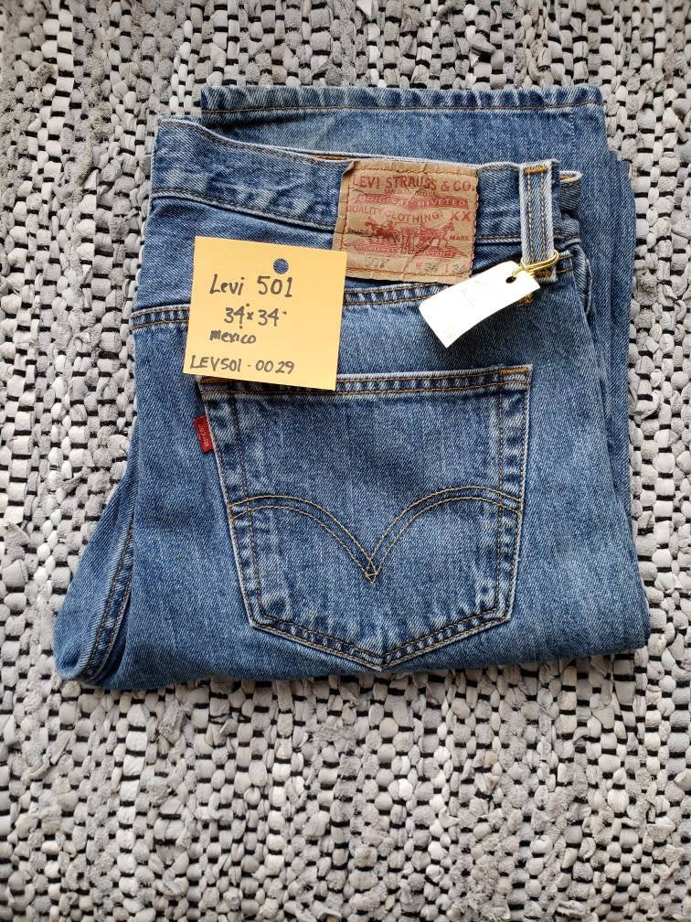 Kingspier Vintage - Classic Levi's 501 button fly.
Made in Mexico. 34"x34" 
Very good condition
Slight styled distress fade as pictured.
Gently broken in