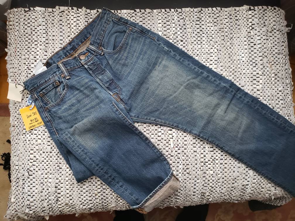 Kingspier Vintage - Classic Levi's 501 button fly.
Made in Mexico. 34"x34" 
Very good condition
Slight styled distress fade as pictured.
Gently broken in