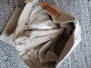 Kingspier Vintage - Classic vintage white Levi's 501 button fly. 
Made in USA
36"x32" 
Excellent condition
NWOT