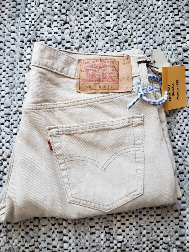 Kingspier Vintage - Classic vintage white Levi's 501 button fly. 
Made in USA
36