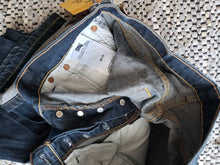 Load image into Gallery viewer, Kingspier Vintage - Classic Levi&#39;s 501 button fly, 31&quot;x32&quot;, Excellent condition. 
Manufactured fading on front as pictured, Made in Mexico, Gently broken in.
