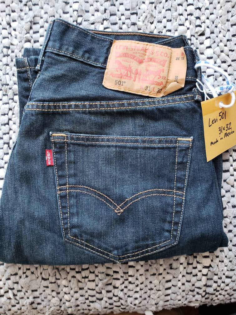 Kingspier Vintage - Classic Levi's 501 button fly, 31"x32", Excellent condition. 
Manufactured fading on front as pictured, Made in Mexico, Gently broken in.