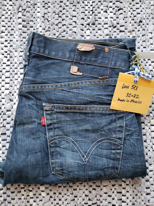 Kingspier Vintage - Classic Levi's 501 button fly., 32"x32" , Excellent condition, Manufactured fading and creases as pictured., One hole on rear right leg as pictured,, Light weight denim, Made in Mexico, Gently broken in.