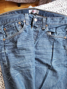 Kingspier Vintage - Classic Levi's 501 button fly., 32"x32" , Excellent condition, Manufactured fading and creases as pictured., One hole on rear right leg as pictured,, Light weight denim, Made in Mexico, Gently broken in.