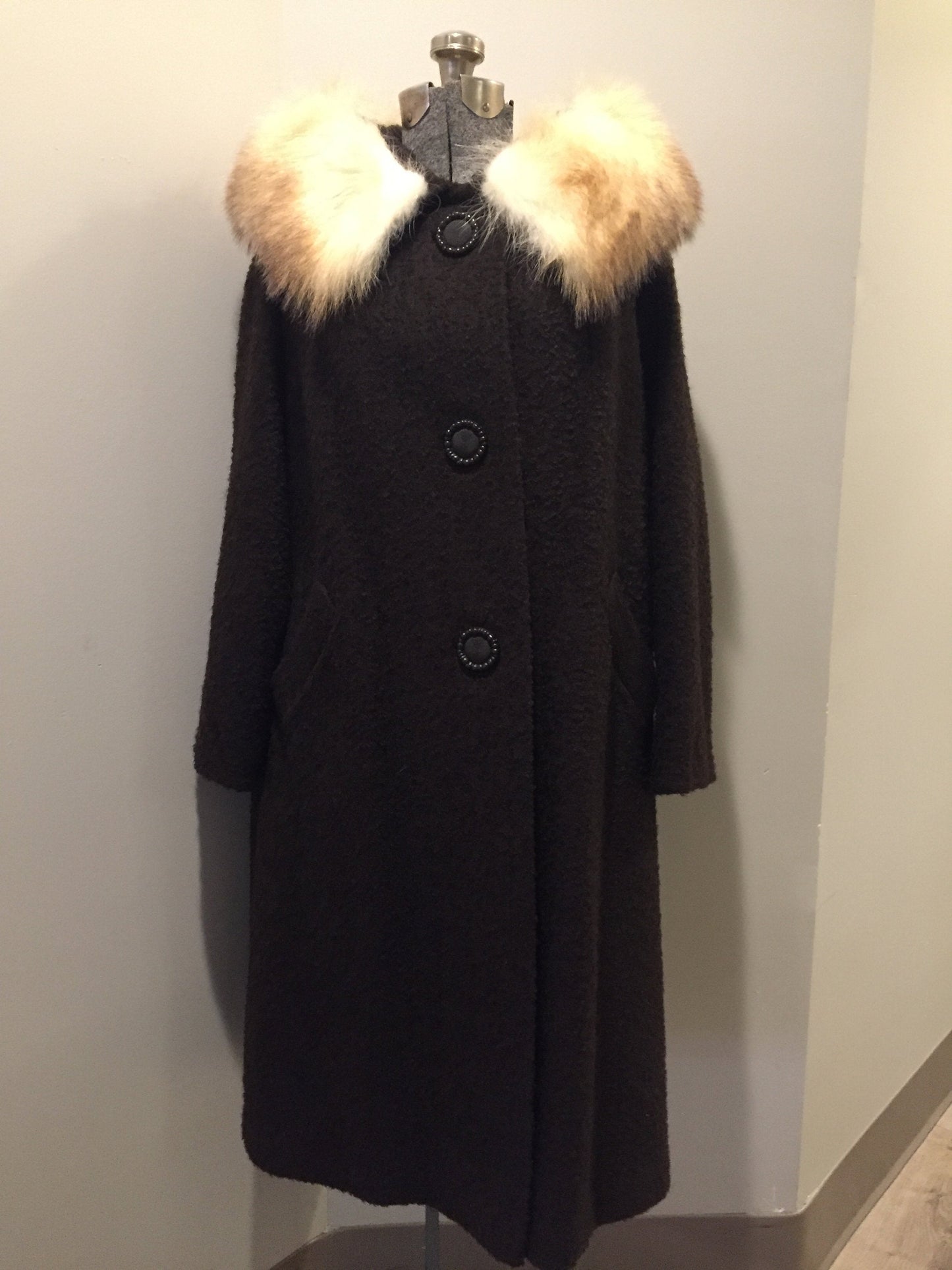 Kingspier Vintage - Beautiful mid-century brown boulé wool coat with a white fox fur collar. Fits a size 12, length: mid calf.