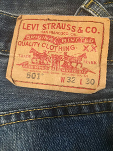 Kingspier Vintage - Classic vintage Levi's 501 button fly.
 32"x30" 
Measures 33" x 30"
Excellent condition
Gently broken in.
Made in Mexico.