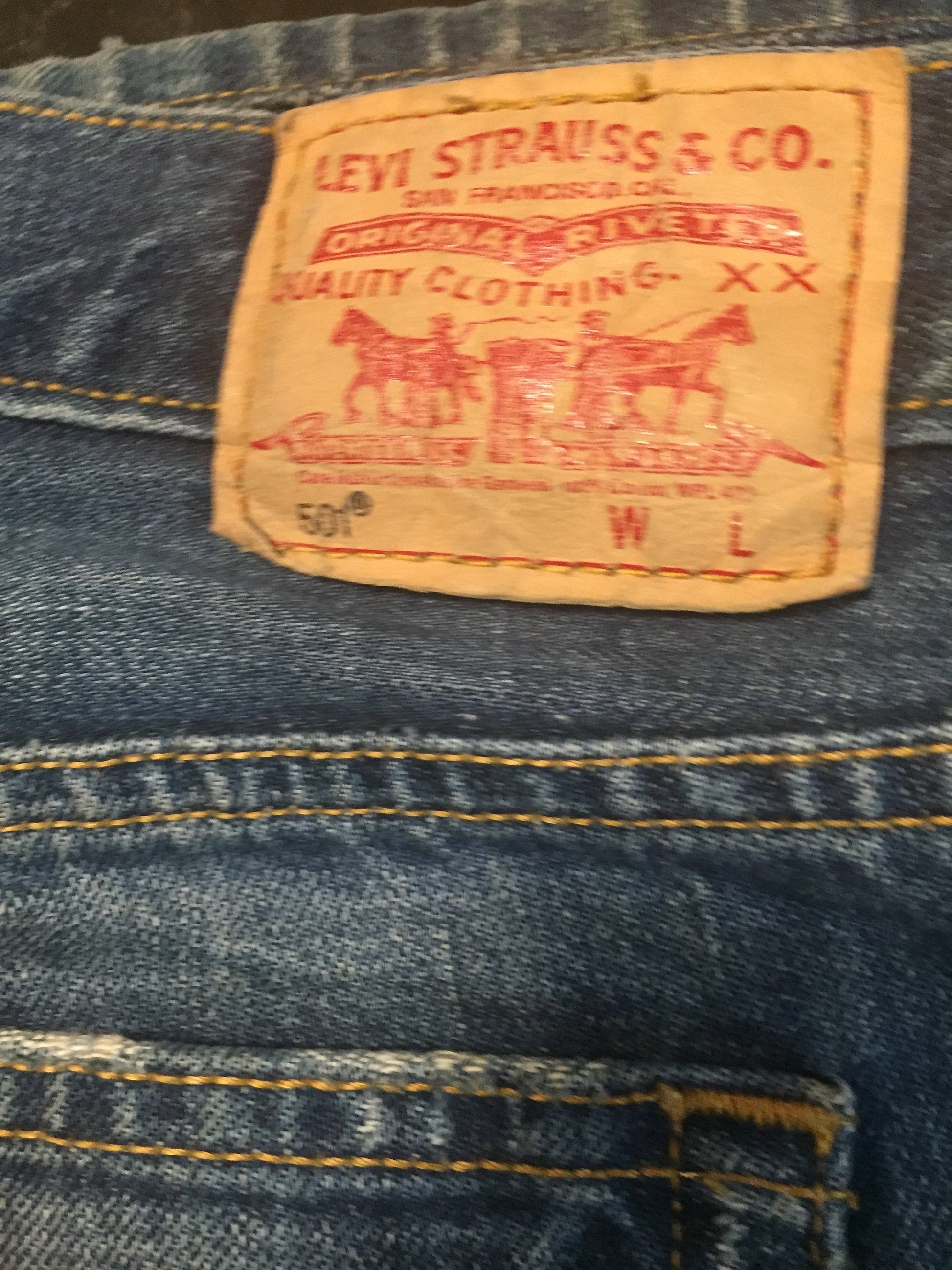 Kingspier Vintage - Classic Levi's 501 button fly. 
 35"x32" 
Made in Mexico
Very good condition
Gently broken in with several distress points pictured.