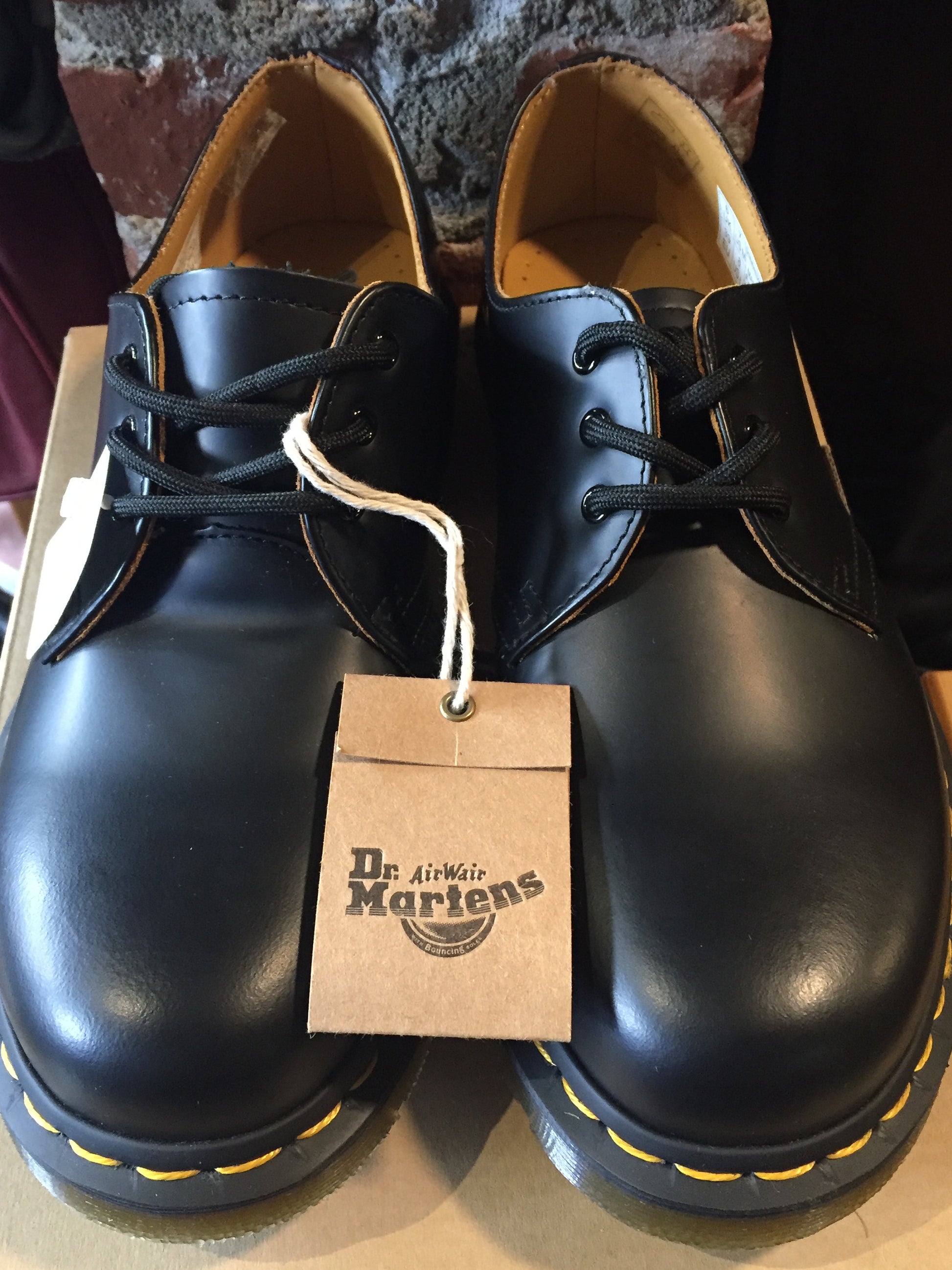 Kingspier Vintage - Brand new with tags Doc Martens "Derby" shoes in pristine condition! 
Black 
Size US M 7, W 8.