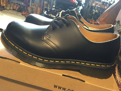 Kingspier Vintage - Brand new with tags Doc Martens "Derby" shoes in pristine condition! 
Black 
Size US M 7, W 8.