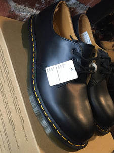 Kingspier Vintage - Brand new with tags Doc Martens "Derby" shoes in pristine condition! 
Black 
Size US M 7, W 8.