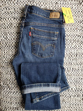 Load image into Gallery viewer, Kingspier Vintage - Women&#39;s Levi&#39;s 515 with embellishments pocket trim, Size 4 : 30&quot;x29&quot;, Excellent condition, Made in Mexico, Excellent condition, Gently broken in.
