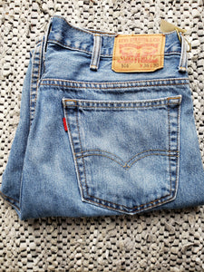 Kingspier Vintage - Classic Levi's 516, 33"x34" MEASURES (35" X 35.5"), Excellent condition, Made in Bangladesh, Excellent condition, Gently broken in.
