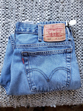 Load image into Gallery viewer, Kingspier Vintage - &lt;p&gt;Classic Levi&#39;s 516, 33&quot;x34&quot; MEASURES (35&quot; X 28.5&quot;), Excellent condition, Hemmed to 28.5&quot;, Made in Bangladesh, Excellent condition, Gently broken in, 2 faint smudge marks on rear of right leg as shown in last 2 pictures.
