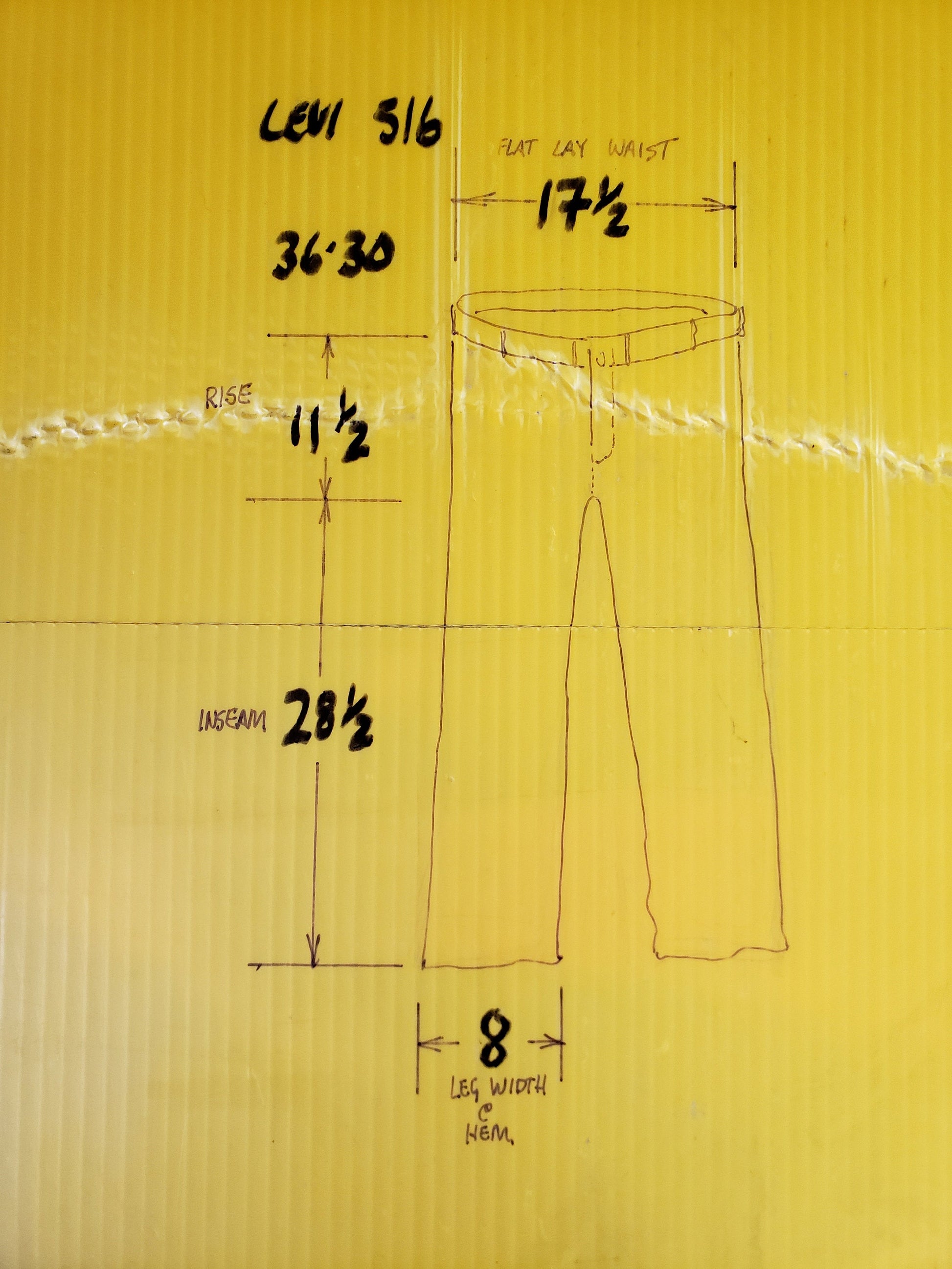 Kingspier Vintage - <p>Classic Levi's 516, 33"x34" MEASURES (35" X 28.5"), Excellent condition, Hemmed to 28.5", Made in Bangladesh, Excellent condition, Gently broken in, 2 faint smudge marks on rear of right leg as shown in last 2 pictures.