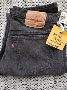 Kingspier Vintage - Classic vintage Levi's 501 button fly. 
 33"x32" 
Excellent condition
Gently broken in.
Black rinse denim.
Made in Canada.