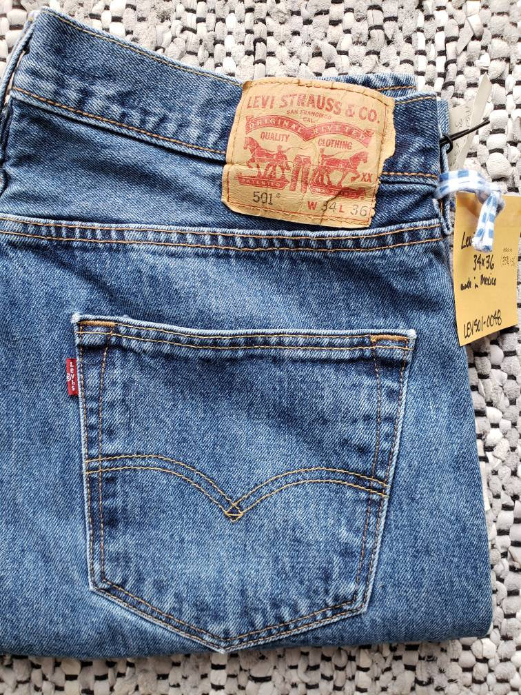 Kingspier Vintage - Classic vintage Levi's 501 button fly., Made in Mexico. 34"x34" , Excellent condition
Slight styled distress fade as pictured, Gently broken in