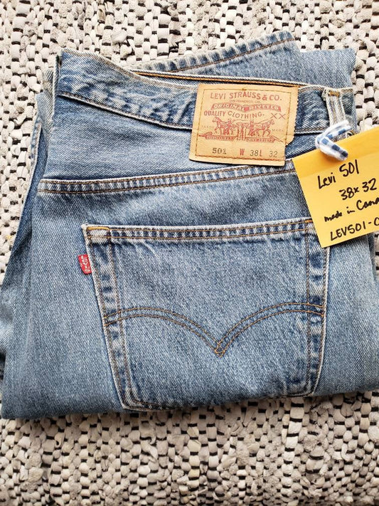 Kingspier Vintage - Classic vintage Levi's 501 button fly. 
Made in Canada. 38"x32" 
Excellent condition
Gently broken in