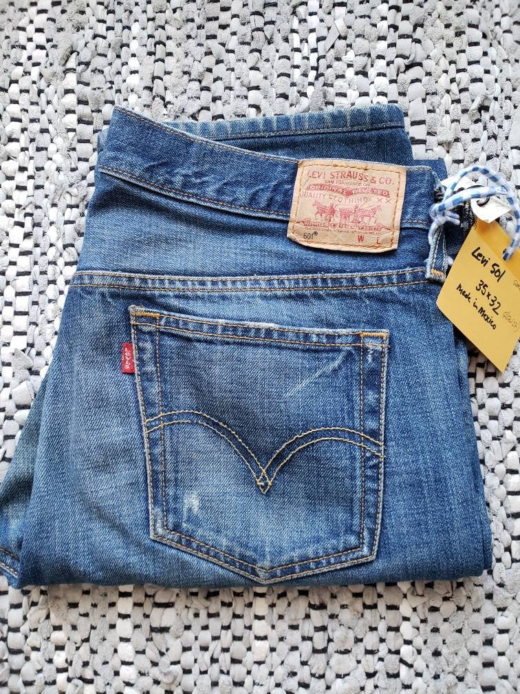 Kingspier Vintage - Classic Levi's 501 button fly. 
 35"x32" 
Made in Mexico
Very good condition
Gently broken in with several distress points pictured.