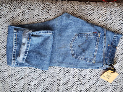 Kingspier Vintage - Classic Levi's 501 button fly., Made in USA. 34"x34", Good condition, Some faint rust staining as pictured on rear right pocket and leg, Gently broken in.