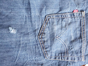 Kingspier Vintage - Classic Levi's 501 button fly., 32"x32" , Excellent condition, Manufactured fading and creases as pictured., One hole on rear right leg as pictured,, Light weight denim, Made in Mexico, Gently broken in.