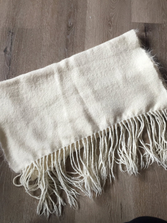 Kingspier Vintage - <p>Handwoven 100% wool shawl <br>
Measures 23x76 inches.</p>