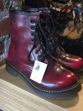 Load image into Gallery viewer, Kingspier Vintage - Stunning 8 eyelet women&#39;s leather boots.
