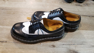 Kingspier Vintage - Ultra sexy Doc Martens (style: 3989) brogue saddle shoes. 
Black on white, almost pristine condition. 
Size UK 42, US M 9