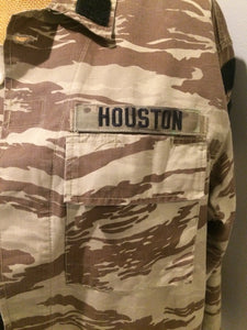 Kingspier Vintage - This desert camouflage light military jacket is in great condition. Made of cotton with 4 large cargo pockets, velcro rank patches, and "Houston" embroidered name patch. Size L.