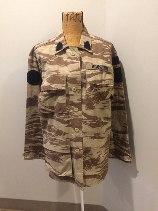 Kingspier Vintage - This desert camouflage light military jacket is in great condition. Made of cotton with 4 large cargo pockets, velcro rank patches, and "Houston" embroidered name patch. Size L.